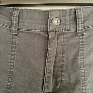 Lee Women's Black Capris. 26 inches long. Elastic waist